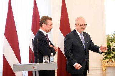 RIGA, LATVIA. 13 Mart 2023. Ekselansları Lüksemburg Büyük Dükü (L) ve Letonya Devlet Başkanı Egils Levits (R) Riga Kalesi 'nde basın açıklaması yaptılar.