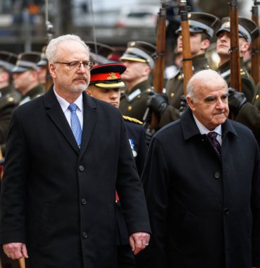 RIGA, LATVIA. 22 Mart 2023. H.E. 'nin resmi karşılaması. Dr. George Vella, Malta Başkanı ve Bayan Miriam Vella. Riga Kalesi.