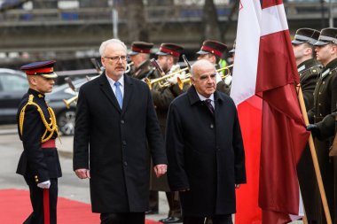 RIGA, LATVIA. 22 Mart 2023. Egils Levits (L), Letonya Başkanı ve George Vella (R), Malta Cumhurbaşkanı. H.E. 'nin resmi karşılaması. Dr. George Vella, Malta Başkanı ve Bayan Miriam Vella. Riga Kalesi.