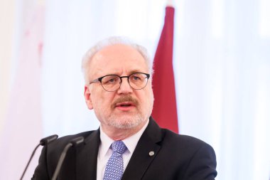 RIGA, LATVIA. 22 Mart 2023. George Vella, Malta ve Egils Levits Başkanı (fotoğrafta), Letonya Başkanı, Riga Kalesi 'ndeki toplantı sonrasında düzenlediği basın toplantısında.