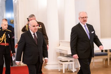 RIGA, LATVIA. 22 Mart 2023. Riga Kalesi 'ndeki toplantı sonrasında düzenlenen basın toplantısında, Letonya Cumhurbaşkanı George Vella (L), Malta ve Egils Levit (R) Başkanı.