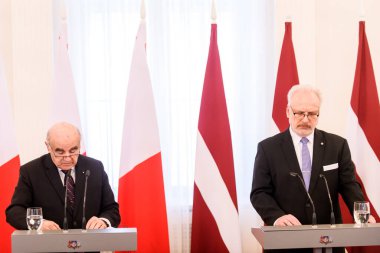 RIGA, LATVIA. 22 Mart 2023. Riga Kalesi 'ndeki toplantı sonrasında düzenlenen basın toplantısında, Letonya Cumhurbaşkanı George Vella (L), Malta ve Egils Levit (R) Başkanı.