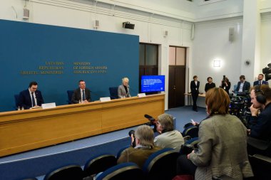 RIGA, LATVIA. 21 Nisan 2023. Çek Cumhuriyeti Dışişleri Bakanı Jan Lipavsk ve Letonya Dışişleri Bakanı Edgars Rinkeviç basın toplantısında