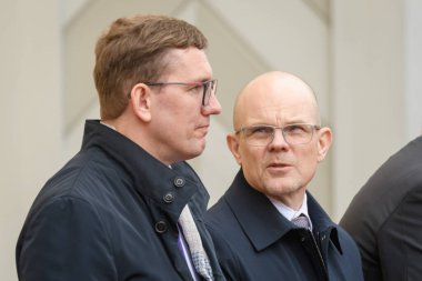 RIGA, LATVIA. 24 Nisan 2023. Estonya Cumhurbaşkanının Letonya 'daki Riga Kalesi' ne gelişi sırasında, Estonya İklim Bakanı Kristen Michal (L), bilişim ve ekonomi bakanı Tiit Riisalo.
