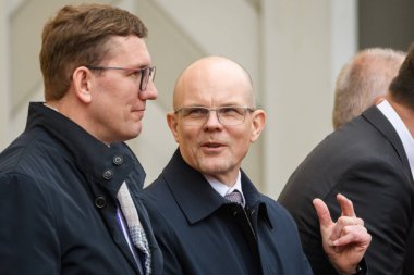 RIGA, LATVIA. 24 Nisan 2023. Estonya Cumhurbaşkanı 'nın Letonya' daki Riga Kalesi 'ne gelişi sırasında, Estonya İklim Bakanı Kristen Michal (L) ve Tiit Riisalo (R) Bilişim ve Ekonomi Bakanı.