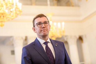 RIGA, LATVIA. 24 Nisan 2023. Estonya Bilişim ve Ekonomi Bakanı Kristen Michal, Estonya ve Letonya cumhurbaşkanının Riga Kalesi 'ndeki toplantısı sonrasında düzenlediği basın toplantısında,.