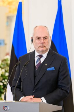 RIGA, LATVIA. 24 Nisan 2023. Alar Karis (fotoğrafta), Estonya Cumhurbaşkanı ve Letonya Cumhurbaşkanı Egils Levits, Riga Kalesi 'ndeki toplantı sonrasında düzenledikleri basın toplantısında.