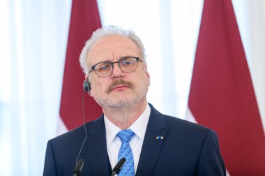 RIGA, LATVIA. 24 Nisan 2023. Alar Karis, Estonya Cumhurbaşkanı ve Egils Levits (fotoğrafta), Letonya Cumhurbaşkanı, Riga Kalesi 'ndeki toplantı sonrasında düzenlediği basın toplantısında.