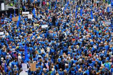 RIGA, LATVIA. 24 Nisan 2023. Letonya Eğitim ve Bilim İşçileri Sendikası (LIZDA) protesto mitingleriyle 3 gün greve başladı. 8000 'den fazla katılımcı protestoya katıldı ve 19000' den fazlası greve başladı..