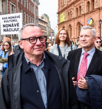 RIGA, LATVIA. 24 Nisan 2023. Letonya Eğitim ve Bilim İşçileri Sendikası (LIZDA) protesto mitingleriyle 3 gün greve başladı. 8000 'den fazla katılımcı protestoya katıldı ve 19000' den fazlası greve başladı..