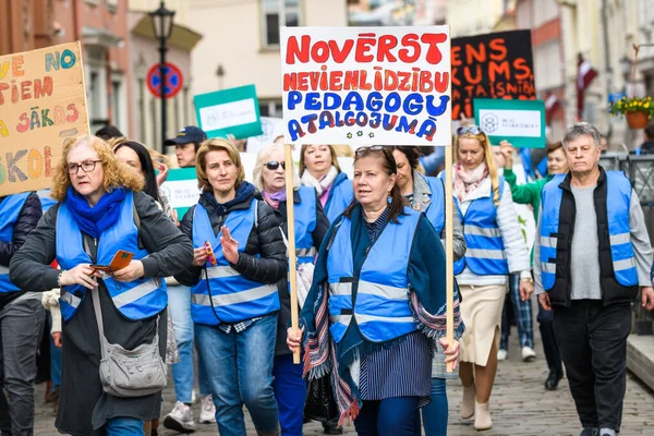 RIGA, LATVIA. 24 Nisan 2023. Letonya Eğitim ve Bilim İşçileri Sendikası (LIZDA) protesto mitingleriyle 3 gün greve başladı. 8000 'den fazla katılımcı protestoya katıldı ve 19000' den fazlası greve başladı..