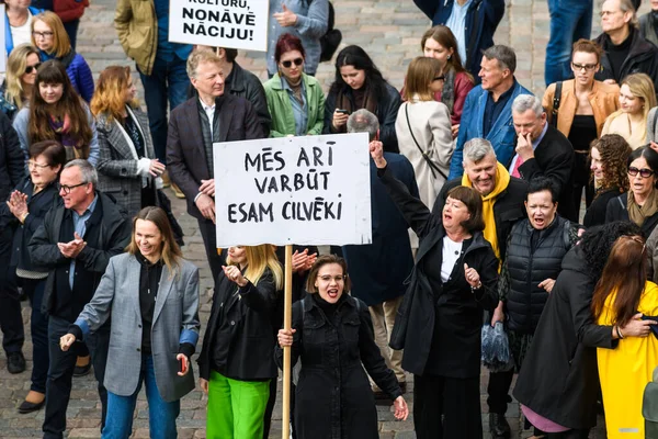 Riga 拉特维亚 2023年4月24日拉脱维亚教育和科学工作者工会开始为期三天的罢工 举行抗议集会 超过8000人参加了抗议 超过19000人开始罢工 — 图库照片