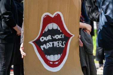 RIGA, LATVIA. 25 Nisan 2023. Ölüm nedenini protesto et: kadın 