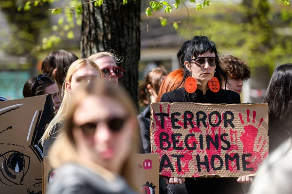 Riga Latvia Abril 2023 Protesto Causa Morte Mulher Manifestação Exige — Fotografia de Stock
