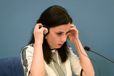 RIGA, LATVIA. 8 Mayıs 2023. Basın toplantısında Dominique Hasler (fotoğrafta), Dışişleri Bakanı, Eğitim ve Lihtenştayn Spor Bakanı ve Letonya Dışişleri Bakanı Edgars Rinkeviç,.