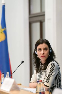 RIGA, LATVIA. 8 Mayıs 2023. Basın toplantısında Dominique Hasler (fotoğrafta), Dışişleri Bakanı, Eğitim ve Lihtenştayn Spor Bakanı ve Letonya Dışişleri Bakanı Edgars Rinkeviç,.