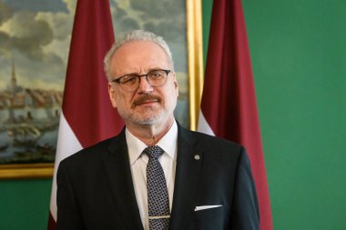 RIGA, LATVIA. 11 Mayıs 2023. Egils Levits (fotoğrafta), Letonya Başkanı Michigan Valisi Gretchen Whitmer ile buluştu.