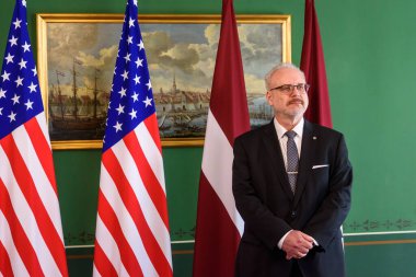 RIGA, LATVIA. 11 Mayıs 2023. Egils Levits (fotoğrafta), Letonya Başkanı Michigan Valisi Gretchen Whitmer ile buluştu.