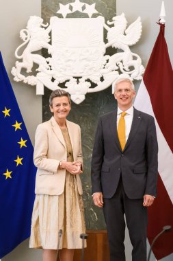 RIGA, LATVIA. 11 Mayıs 2023. Krisjanis Karins (R), Başbakan Dijital Çağa Uygun Avrupa Komisyonu Başkan Yardımcısı Margrethe Vestager (L) ile bir araya geldi.