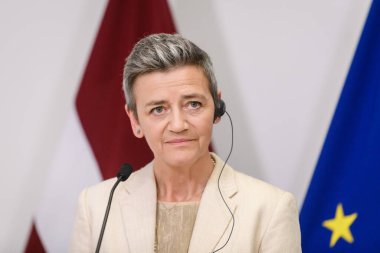 RIGA, LATVIA. 11 Mayıs 2023. Margrethe Vestager (fotoğrafta), Avrupa Dijital Çağa Uygun Avrupa Komisyonu Başkan Yardımcısı ve Başbakan Krisjanis Karins, basın toplantısında.
