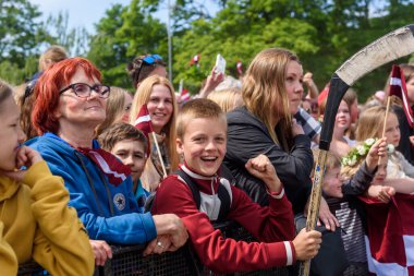 RIGA, LATVIA. 29 Mayıs 2023. IIHF Bronz Madalyalıları Letonya Buz Hokeyi Takımı Özgürlük Anıtı 'na büyük bir kutlama için geldi..