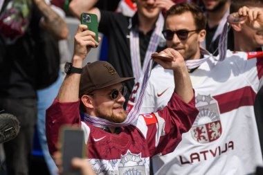 RIGA, LATVIA. 29 Mayıs 2023. Rihards Bukarts, IIHF Dünya Şampiyonası Letonya Buz Hokeyi Takımı Bronz Madalyası sahibi Özgürlük Anıtı 'na büyük bir kutlama geldi..