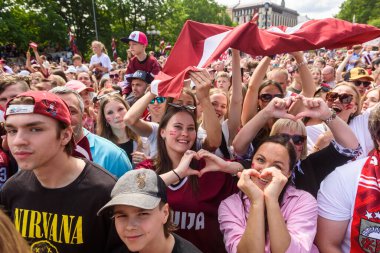 RIGA, LATVIA. 29 Mayıs 2023. IIHF Bronz Madalyalıları Letonya Buz Hokeyi Takımı Özgürlük Anıtı 'na büyük bir kutlama için geldi..