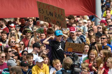 RIGA, LATVIA. 29 Mayıs 2023. IIHF Bronz Madalyalıları Letonya Buz Hokeyi Takımı Özgürlük Anıtı 'na büyük bir kutlama için geldi..
