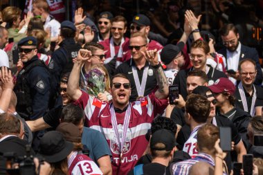 RIGA, LATVIA. 29 Mayıs 2023. Miks Indrasis, IIHF Dünyalar 2023 Letonya Buz Hokeyi Takımı Bronz Madalyası sahibi Özgürlük Anıtı 'na büyük bir kutlama geldi..