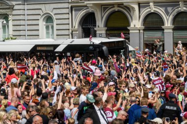 RIGA, LATVIA. 29 Mayıs 2023. IIHF Bronz Madalyalıları Letonya Buz Hokeyi Takımı Özgürlük Anıtı 'na büyük bir kutlama için geldi..