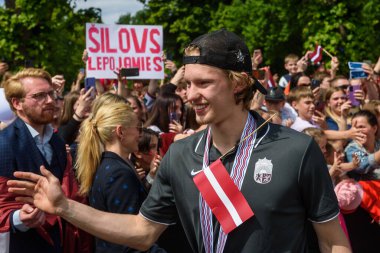 RIGA, LATVIA. 29 Mayıs 2023. Dans Locmelis, IIHF 2023 Letonya Buz Hokeyi Takımı Bronz Madalyası sahibi Özgürlük Anıtı 'na büyük bir kutlama geldi..