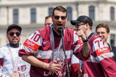 RIGA, LATVIA. 29 Mayıs 2023. Miks Indrasis, IIHF 2023, Letonya Buz Hokeyi Takımı Bronz Madalyası sahibi Özgürlük Anıtı 'na büyük bir kutlama geldi..