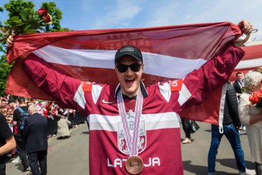 RIGA, LATVIA. 29 Mayıs 2023. Kristaps Zile, IIHF Dünyalar 2023 Letonya Buz Hokeyi Takımı Bronz Madalyası sahibi Özgürlük Anıtı 'na büyük bir kutlama geldi..