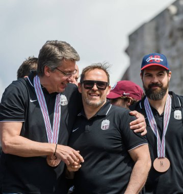 RIGA, LATVIA. 29 Mayıs 2023. IIHF Bronz Madalyalıları Letonya Buz Hokeyi Takımı Özgürlük Anıtı 'na büyük bir kutlama için geldi..