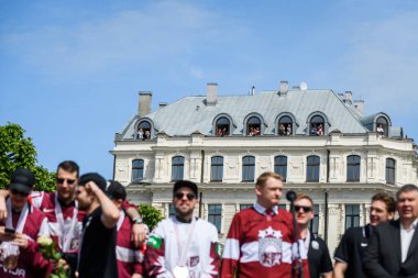 RIGA, LATVIA. 29 Mayıs 2023. IIHF Bronz Madalyalıları Letonya Buz Hokeyi Takımı Özgürlük Anıtı 'na büyük bir kutlama için geldi..