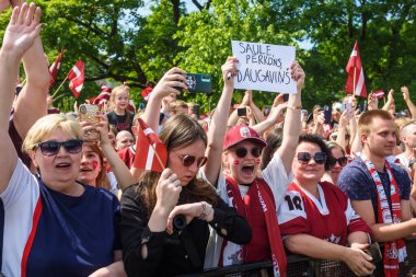 RIGA, LATVIA. 29 Mayıs 2023. IIHF Bronz Madalyalıları Letonya Buz Hokeyi Takımı Özgürlük Anıtı 'na büyük bir kutlama için geldi..