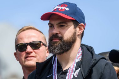 RIGA, LATVIA. 29 Mayıs 2023. Kaspars Daugavins, IIHF Dünyalar 2023 Letonya Buz Hokeyi Takımı Bronz Madalyası sahibi Özgürlük Anıtı 'na büyük bir kutlama geldi..