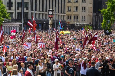 RIGA, LATVIA. 29 Mayıs 2023. IIHF Bronz Madalyalıları Letonya Buz Hokeyi Takımı Özgürlük Anıtı 'na büyük bir kutlama için geldi..