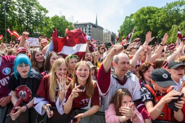RIGA, LATVIA. 29 Mayıs 2023. IIHF Bronz Madalyalıları Letonya Buz Hokeyi Takımı Özgürlük Anıtı 'na büyük bir kutlama için geldi..