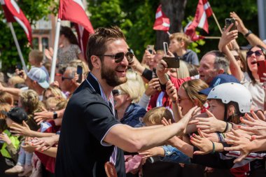RIGA, LATVIA. 29 Mayıs 2023. IIHF Bronz Madalyalıları Letonya Buz Hokeyi Takımı Özgürlük Anıtı 'na büyük bir kutlama için geldi..