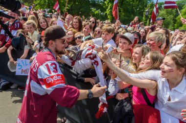RIGA, LATVIA. 29 Mayıs 2023. IIHF Bronz Madalyalıları Letonya Buz Hokeyi Takımı Özgürlük Anıtı 'na büyük bir kutlama için geldi..