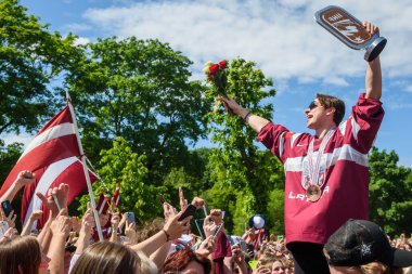 RIGA, LATVIA. 29 Mayıs 2023. Kristian Rubinleri, IIHF Dünya Bronz Madalyaları Letonyalı Buz Hokeyi Takımı Özgürlük Anıtı 'na büyük bir kutlama için geldi..