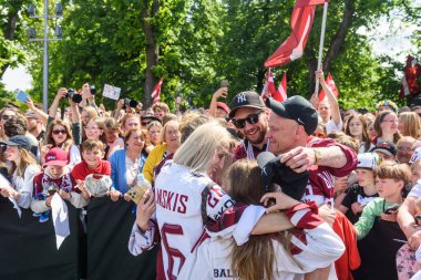 RIGA, LATVIA. 29 Mayıs 2023. Uvis Balinski ve ailesi IIHF Dünyalar 2023 Bronz Madalya sahibi Letonya Buz Hokeyi Takımı Özgürlük Anıtı 'na büyük bir kutlama için geldiler..