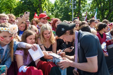 RIGA, LATVIA. 29 Mayıs 2023. Dans Locmelis, IIHF 2023 Letonya Buz Hokeyi Takımı Bronz Madalyası sahibi Özgürlük Anıtı 'na büyük bir kutlama geldi..