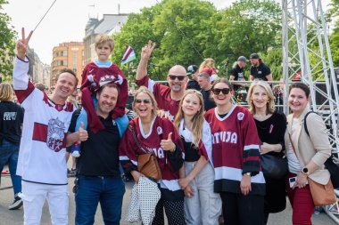 RIGA, LATVIA. 29 Mayıs 2023. IIHF Bronz Madalyalıları Letonya Buz Hokeyi Takımı Özgürlük Anıtı 'na büyük bir kutlama için geldi..