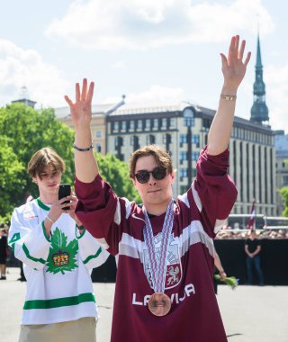 RIGA, LATVIA. 29 Mayıs 2023. Kristian Rubinleri, IIHF Dünya Bronz Madalyası sahibi, Letonyalı Buz Hokeyi Takımı Özgürlük Anıtı 'na büyük bir kutlama için geldi..