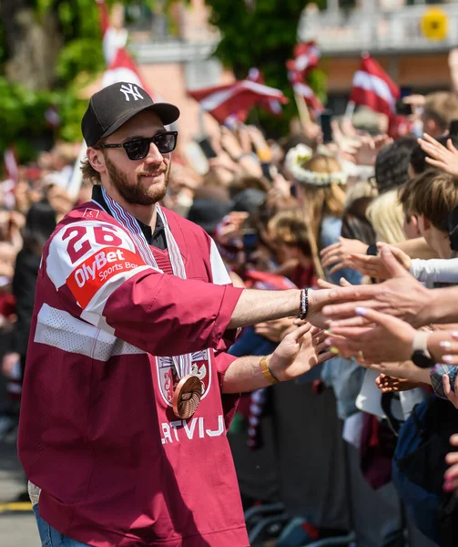 RIGA, LATVIA. 29 Mayıs 2023. Uvis Balinskis, IIHF Dünyaları 2023 Bronz Madalya sahibi, Letonyalı Buz Hokeyi Takımı Özgürlük Anıtı 'na büyük bir kutlama yaptı..
