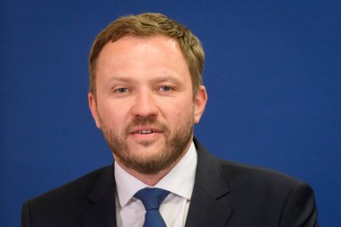 RIGA, LATVIA. 24 Mayıs 2023. Margus Tsahkna (fotoğrafta), Estonya Dışişleri Bakanı ve Letonya Dışişleri Bakanı Edgars Rinkeviç, basın toplantısında.