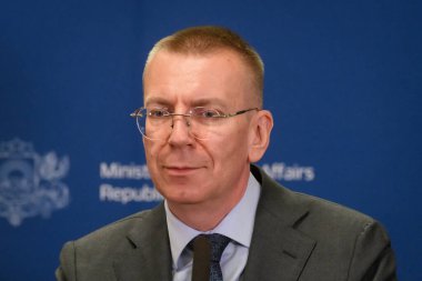 RIGA, LATVIA. 24 Mayıs 2023. Letonya Dışişleri Bakanı Margus Tsahkna, Estonya Dışişleri Bakanı ve Edgars Rinkeviç, basın toplantısında.
