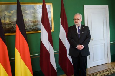 RIGA, LATVIA. 8 Haziran 2023. Alman Bundestag Başkanı Barbel Bas, Letonya Cumhurbaşkanı Egils Levits (fotoğrafta) ile bir araya geldi. Riga Kalesi.